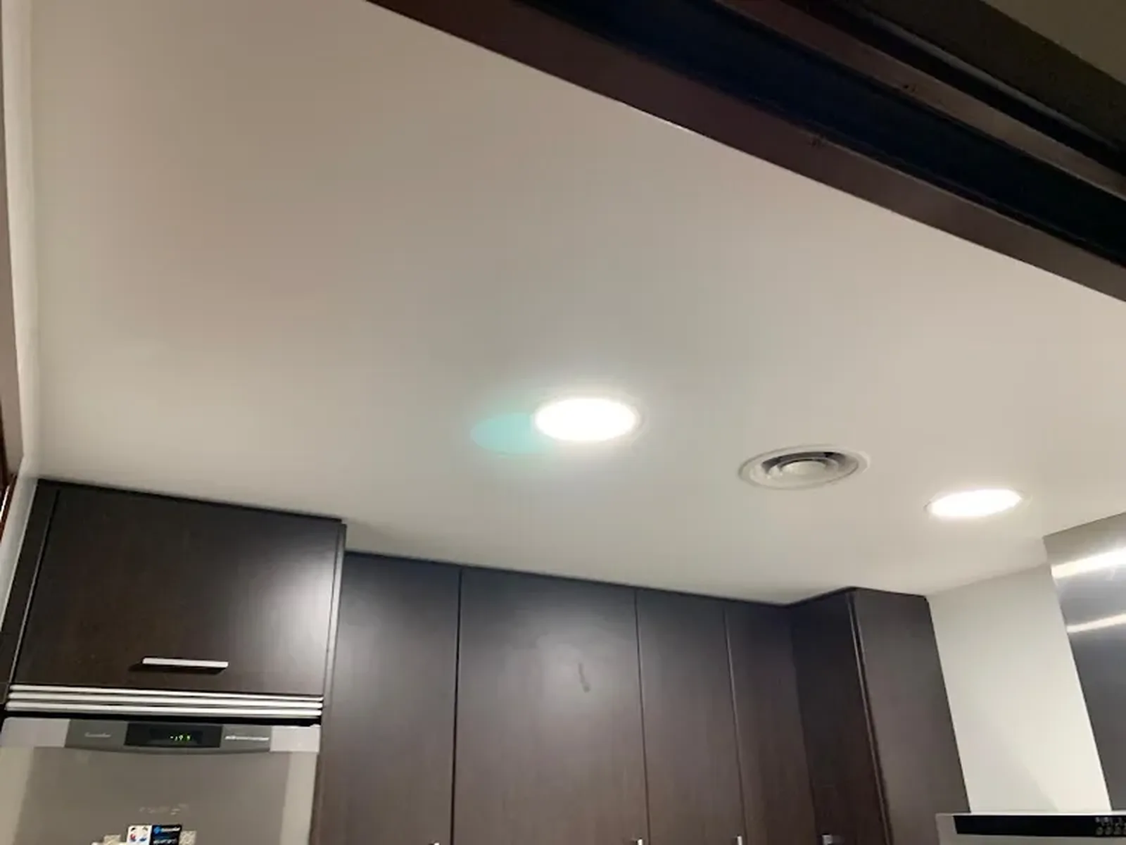 Cocina reformada con iluminación LED empotrada en el techo