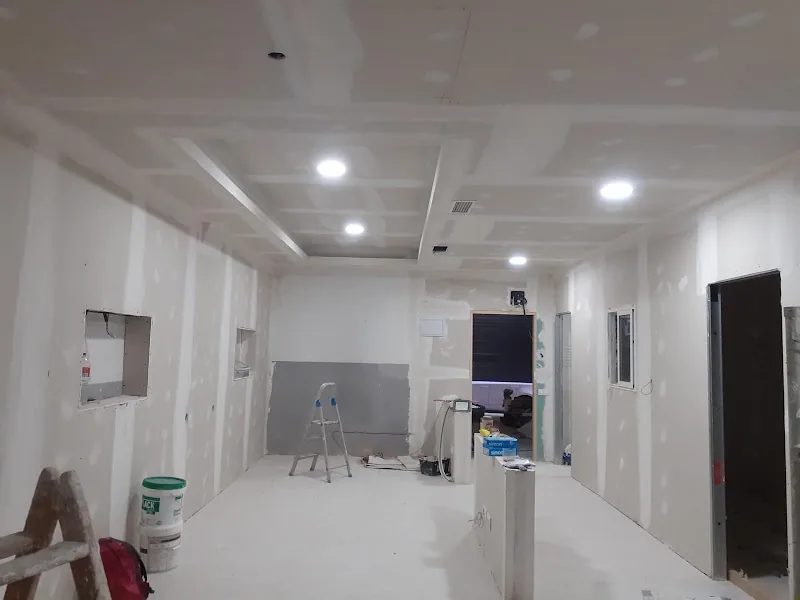 Vivienda en plena reforma con la nueva instalación eléctrica y focos LED en el techo