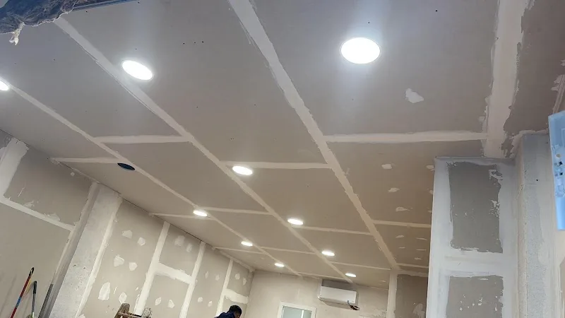 Falso techo de pladur con focos LED empotrados en una reforma