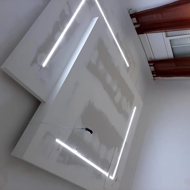 Techo con líneas de luz LED integradas en el pladur