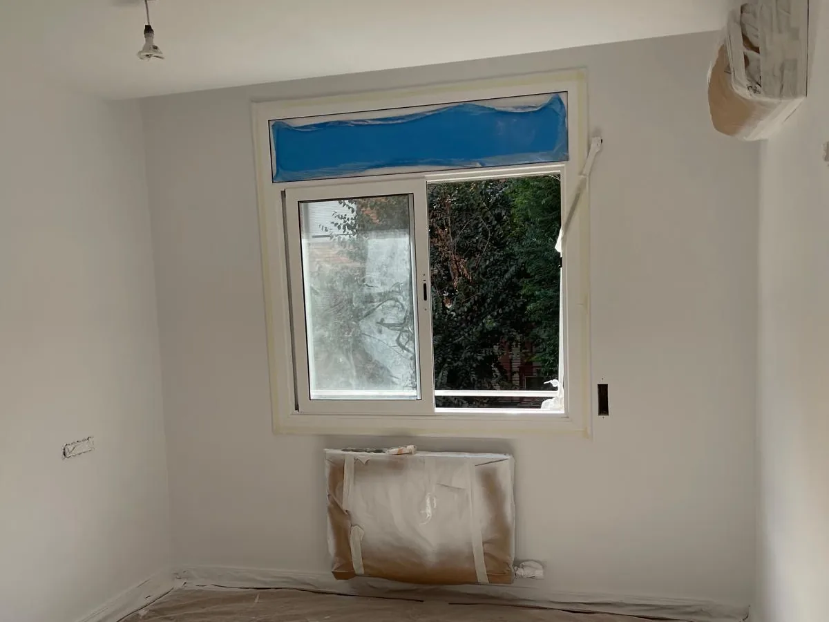 Habitación con ventana nueva recién instalada